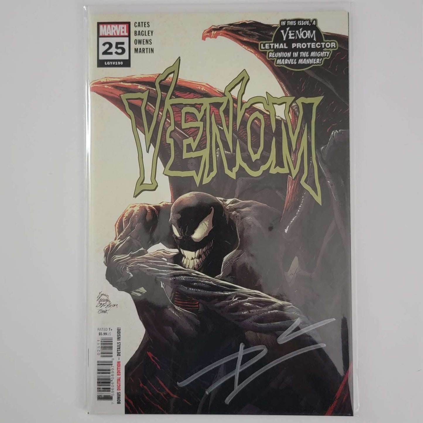 Primera edición de Venom n.° 25, portada A, firmada por Donny Cates con certificado de autenticidad