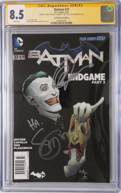 Batman #37 - CGC SS 8.5 - Signed by Scott Snyder and Greg Capullo - Newstand