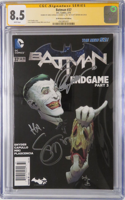 Batman #37 - CGC SS 8.5 - Signed by Scott Snyder and Greg Capullo - Newstand
